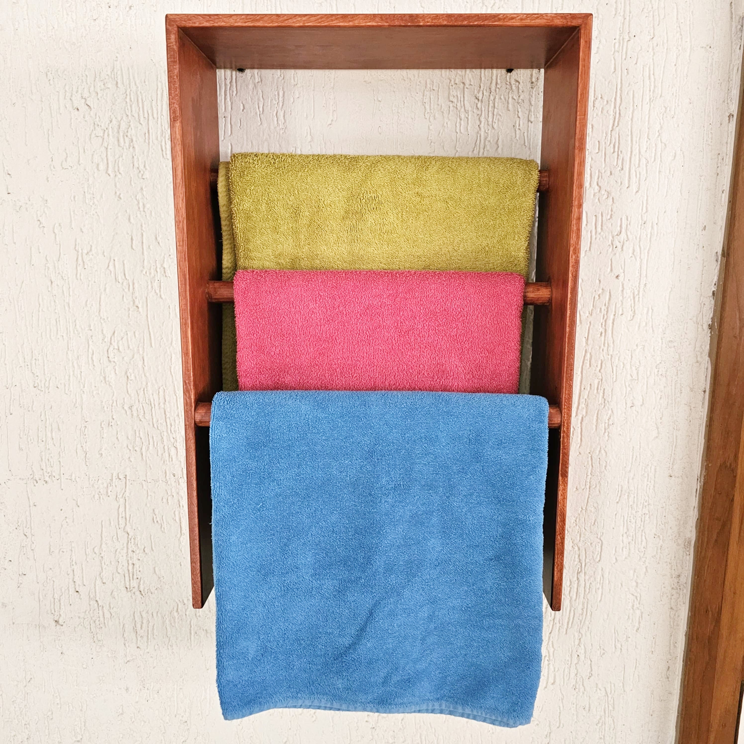 <img src="towel-holder-simple.jpg" alt="Simple towel holder, designed for easy towel storage with a minimalist and functional look.">