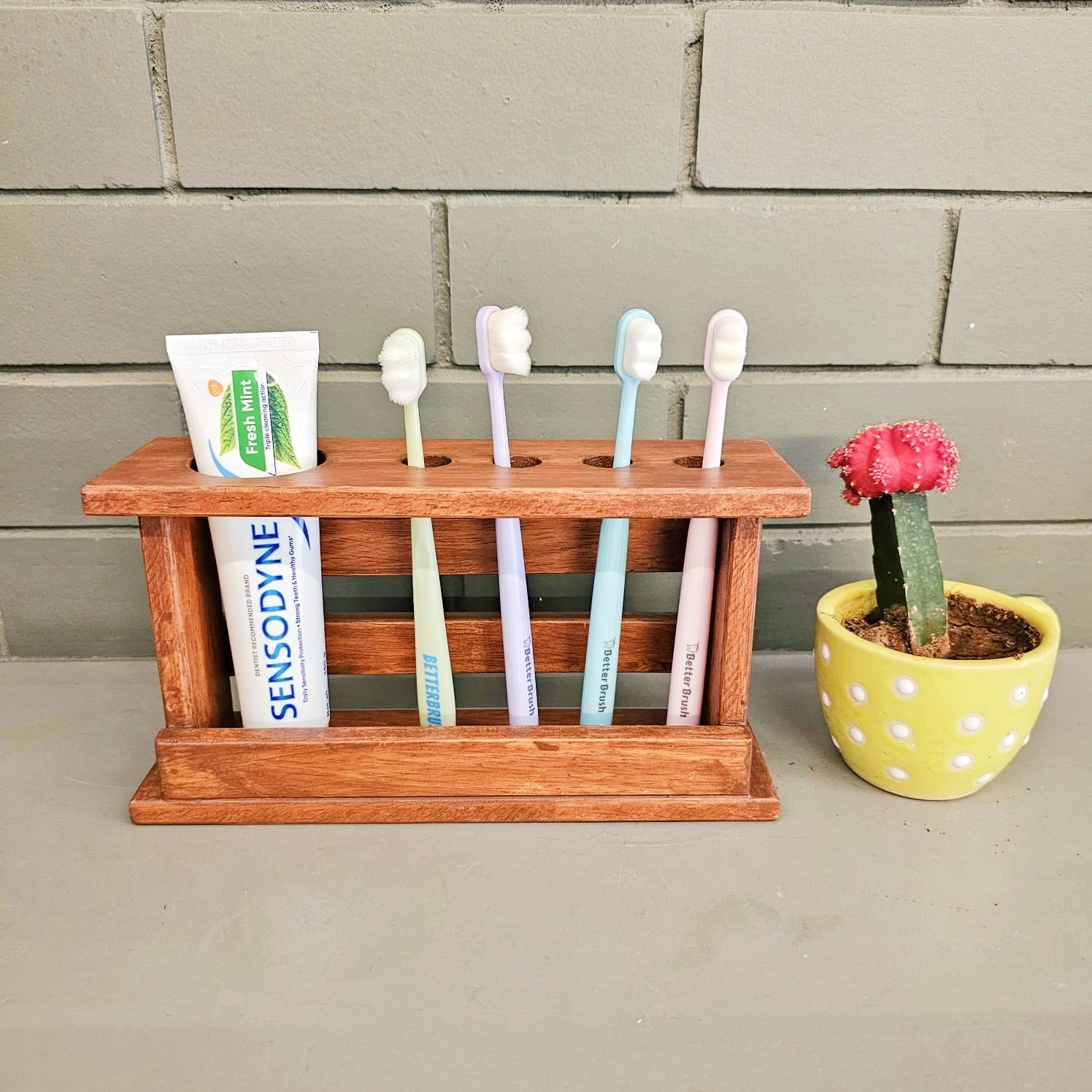 <img src="toothbrush-holder-slim.jpg" alt="Slim wooden toothbrush holder for organizing toothbrushes in a compact and stylish way.">
