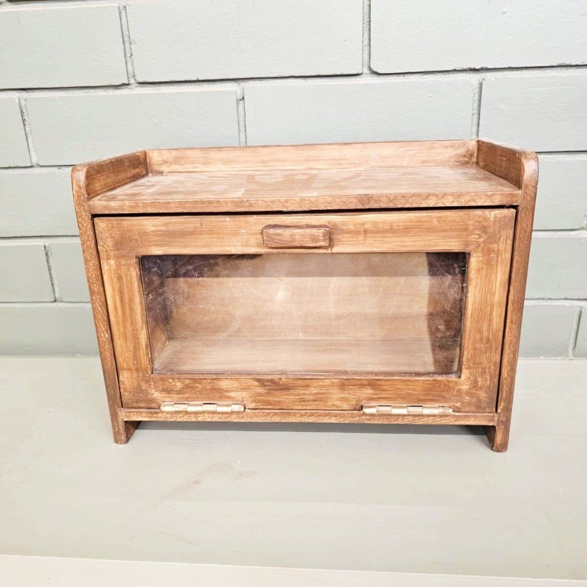 <img src="bread-box-simple.jpg" alt="Simple wooden bread box for dining and kitchen, perfect for storage and organizing bread and other items.">
